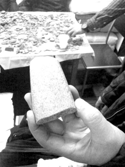 张家岚屯积石冢墓群出土的石锛，器形完整，制作精细。秦玉摄