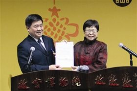 冯明珠院长（右）当面递交邀请函，邀请单霁翔院长（左）年内访台