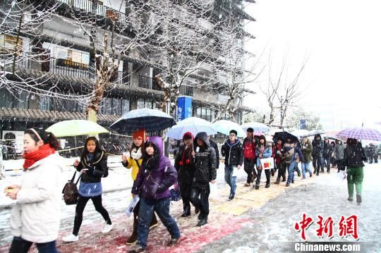 图为排队确认的艺考生。