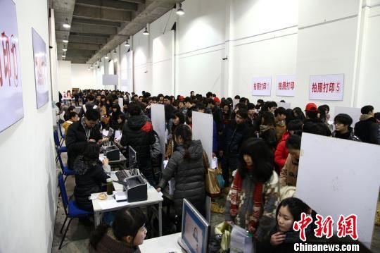 图为排队确认的艺考生。