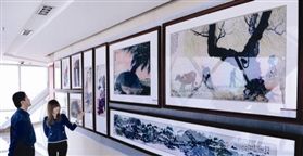 广汇集团中天大厦50层收藏珍品展厅内展出的著名书画家的艺术作品