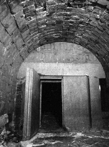 二号墓甬道和墓室石门