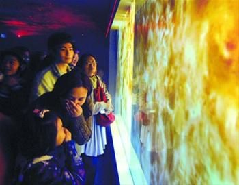 观众们在消防博物馆里学习和了解火灾安全逃生的知识