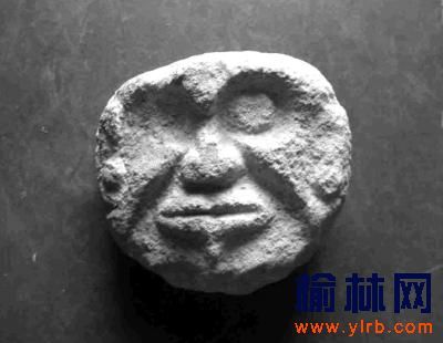 石峁遗址发现的人面石块