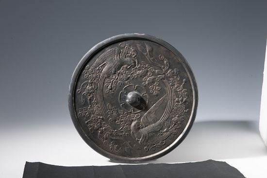 井内出土的唐鹦鹉衔绶带铜镜