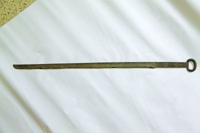 这把西汉时期的青铜环首刀被卖了65万元。扬州市文物局 供图（注：环首刀诞生于我国西汉时期，是当时世界上最为先进、杀伤力最强的近身冷兵器。环首刀一般长1米左右，厚度1厘米，刃口宽度0.3毫米左右，刃面斜向下或向上30度打磨。） 