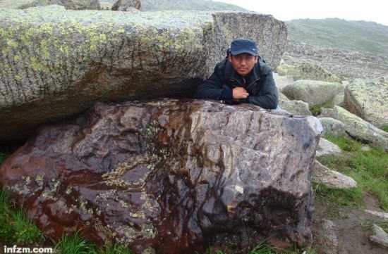 哈萨克族人海拉提和同伴加尔恒历尽艰险确认了陨石的确切地点，但曾有其他陨友抢先上报“第一发现者”。 (海拉提 供图)