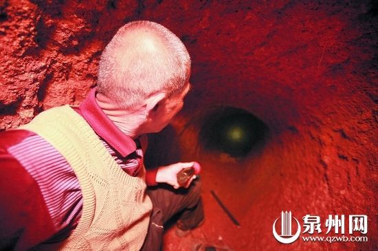 盗墓者挖的这个洞大约有8米深