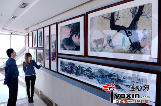 图为广汇集团中天大厦50层收藏珍品展厅内展出的著名书画家的艺术作品照片。记者 张万德 摄