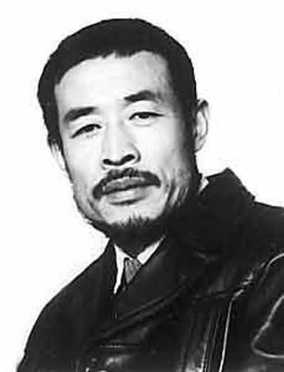 侯登科 1950年出生在陕西凤翔农村。1980年从事摄影。其代表作有《子弟》（1983）、《成人》（1983）、《出征》（1986）等。1989年出版《侯登科摄影作品集》。1997年与他人合作拍摄并出版摄影集《四方城》。1998年出?