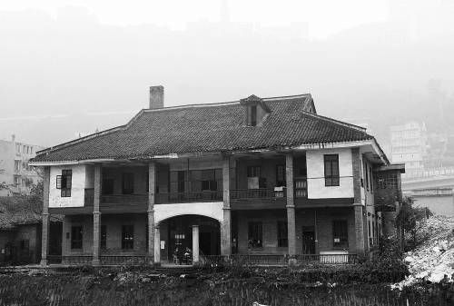 2009年2月3日，重庆渝中区李子坝，刘湘公馆成“孤岛”。陈庆 CFP