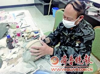 工作人员正在修复陶器 实习记者 王天宇 摄
