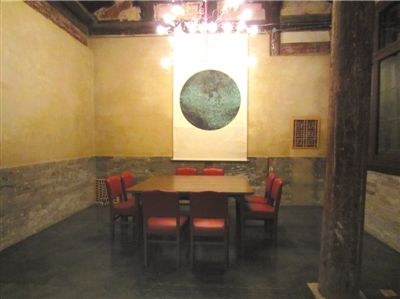 大图：智珠寺被改为餐厅，陈设雅致。本报记者谭青摄