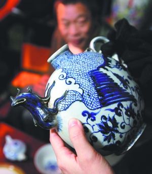 “樊家井”是景德镇中低端仿品生产和批发基地，图为仿元青花凤首壶。
