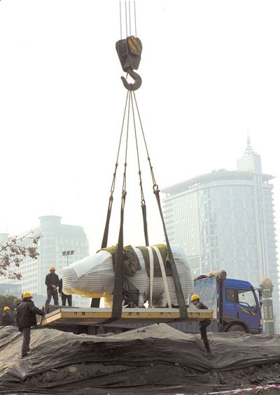 25日的吊装现场。 新华社发