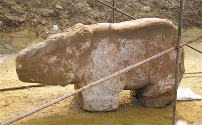 重达8.5吨的红砂岩石瑞兽。