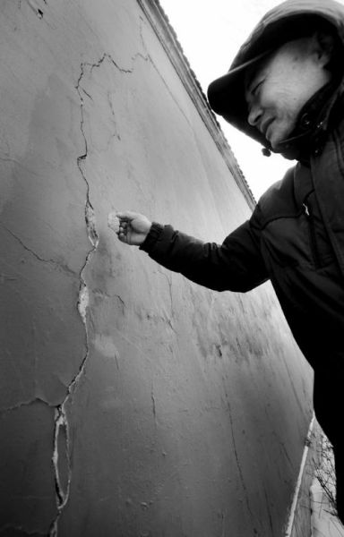 故宫的墙裂缝清晰可见(图片</p>

<p><strong>　　质疑：故宫的墙震裂了缝？</strong></p>

<p>　　刘先生在中街的一家单位上班，故宫北外墙边的小路是他每天上下班的必经之路。“以前天天看故宫的大红墙，印象中都是完好无损的，可25日一大早，我突然发现墙上多了一条近2米长的裂缝，墙皮脱落，都能看见里面的水泥了！”刘先生马上联想到了23日的地震。“故宫外墙修缮后，应该是第一次遭遇地震，该不会是震出的裂缝吧？”</p>

<p>　　25日下午，记者来到了沈阳故宫北墙外，看到在北墙的东半边有一道弯弯曲曲约2米长的裂缝，裂缝边缘的红色墙皮已有些脱落，露出灰白的墙体，裂缝最宽处足可以伸进一只手指。裂缝处有一层灰尘，用手抚摸并非像新裂口。</p>

<p>　　随后，记者绕着故宫外墙走了一圈儿，在整个四面外墙上都见到了大小不一的裂缝，有的是垂直裂开的，有的则是不规则裂开的。见记者研究着墙体裂缝，一位大爷凑上前来，“这裂缝很久以前就有了，应该跟地震没啥关系吧！”</p>

<p>　<strong>　回应：裂缝是设计时故意留的</strong></p>

<p>　　随后，沈阳故宫博物院副院长李声能解答了疑问。李副院长告诉记者，故宫部分外墙是几年前东移扩建的，是仿古建筑，墙体建筑不同于古代的砖体墙，主要是钢筋混凝土结构。根据现代建筑力学的原理，这么长的外墙需要留有伸缩缝，以免墙体因热胀冷缩造成拉伸伤，所以整个墙体共留出5道自上而下的伸缩缝。</p>

<p>　　李副院长表示，虽然墙皮有些脱落，有些裂缝也比较深，但故宫墙体是有一定宽度和厚度的，且地基足有8米深，墙的牢固程度是可想而知的。“5.1级的地震还不至于有那么大的能量，能使墙体出现损伤。”李副院长表示，不仅外墙没受地震影响，故宫内的其他文物古迹因其特有的古建筑防震结构，也没有受到任何损伤。</p>

<p>　　(唐心萌 聂焱鑫)</p>

<p>&nbsp;</p>
<!-- publish_helper_end -->
                 

					<div class=