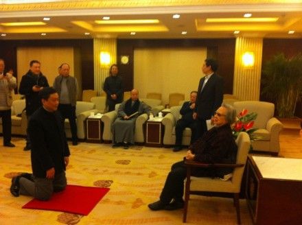 上海工美拍卖总经理廉亮双膝跪地，拜师鉴定家陈佩秋