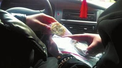 一位卖家在向记者展示象牙制品