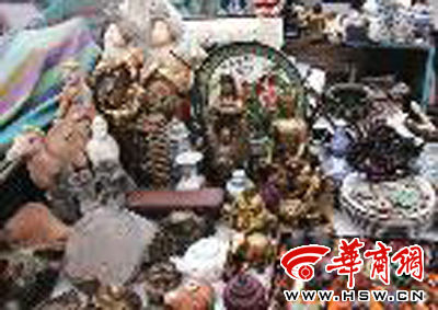 在古玩市场里，收藏者还可以手摸眼看  本报资料图片记者 黄利健 摄