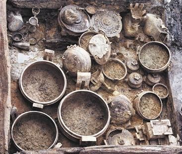 出土的青铜器皿