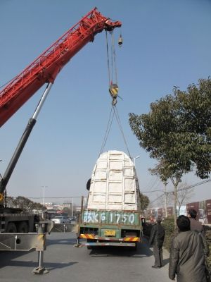 运输途中，给略有移位的砖室墓纠正位置。