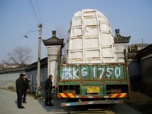 磕磕碰碰进入汉广陵王墓博物馆后门。