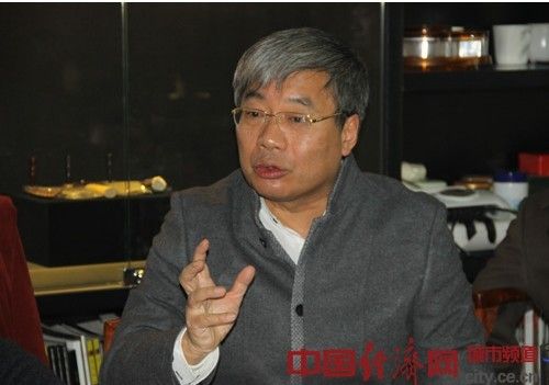 刘岩接受记者采访