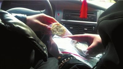 一位卖家在向记者展示象牙制品。除署名外本报实习记者赵思衡摄 视频