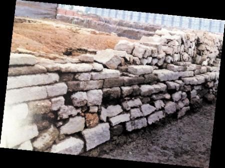 长沙坡子街华远华中心项目考古发掘明代墙体西侧一线麻石墙体(西北-东南）