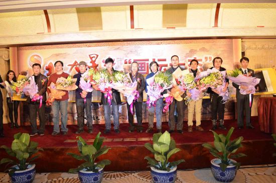 十位签约画家集体合影