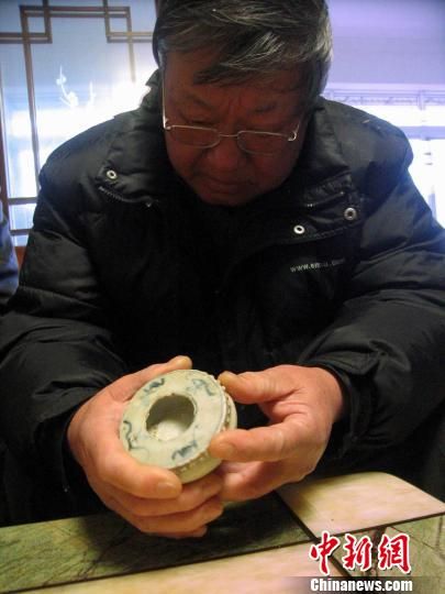 中国古陶瓷协会专家郭惠雄对水浮司南进行仔细鉴定李凌摄