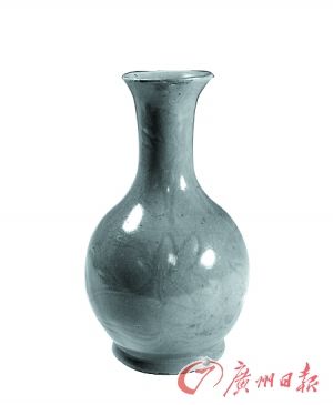 河南博物院收藏的汝窑天蓝釉刻花鹅颈瓶