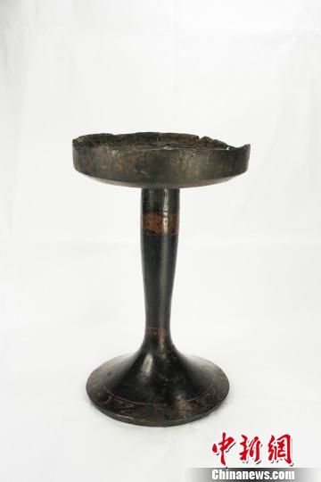 　图为考古专家根据这件2010年公安机关缴获的出自秦东陵“一号陵园”的“高柄漆豆”，并结合这考古发掘和史书记载，判断出墓主人应为秦昭襄王。　陕西考古研究院　摄