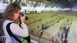 一位女士在秦兵马俑遗址公园拍摄。CFP供图