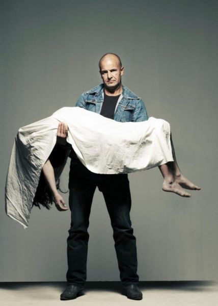 冰岛艺术家：我想用用你的尸体