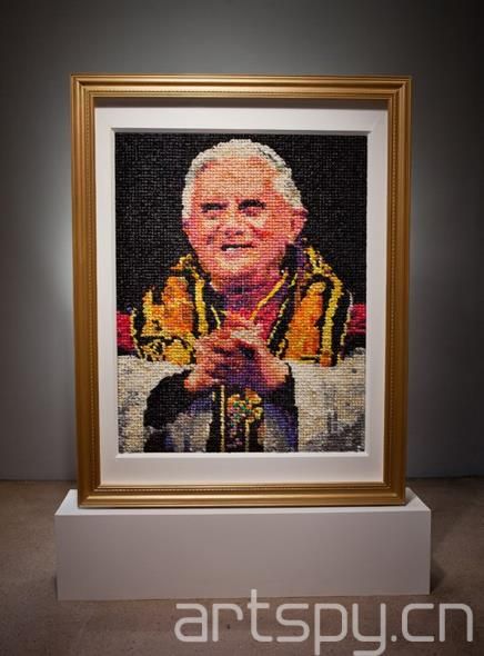 用安全套做成的教宗本笃十六世肖像