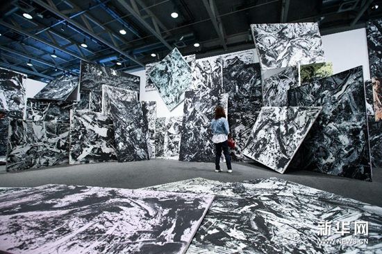 瑞士巴塞尔艺术展上，一名参观者观看名为《连续》的作品。