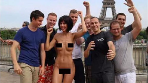 莫蕾在法国做裸体表演，终于踢到铁板被捕。（图片</p>

<p>　　台湾东森新闻网7月7日引述《独立报》消息称，米洛-莫蕾2月才在瑞士巴赛尔美术馆前，全身赤裸地与路上行人合照，她称这是叫“裸体自拍”的行为艺术表演。但当她5日又到法国想如法炮制时，却遭到巴黎警方逮捕处分，理由是“在公共场合暴露生殖器会对人造成侵犯”。</p>

<p>　　米洛-莫蕾的经纪人彼得庞指出，事发当天，米洛-莫蕾来到艾菲尔铁塔前，在大庭广众下脱到只穿一双鞋子，四处寻找路人与她合照，不久后警方前来叫她穿上衣服，在宣读其权利后将之带回警局，彻夜进行侦讯。</p>

<p>　　据指出，米洛-莫蕾将在7月7日出庭作证。而根据法国刑法，在公共场所坦露生殖器，最高可处以1年有期徒刑，以及1.5万欧元罚款。</p>

<p> </p>
<!-- publish_helper_end -->
                 

					<div class=