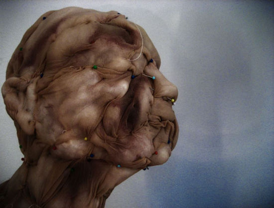 荷兰艺术家用二手丝袜创作怪诞人像(组图)