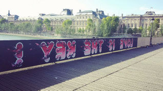 挡板上写有“爱情是钥匙”的标语 （摄影 唐书悦）