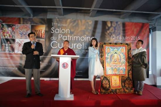 图为嘎藏加措大师向世界展示唐卡和介绍唐卡艺术