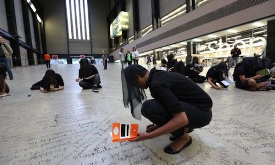 上周末，抗议者们在泰特现代美术馆（Tate Modern）进行了25小时的“文本干预