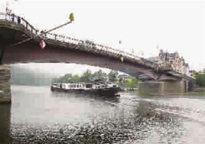 ■ 这样美丽的河谷，古朴的桥，让人仿佛回到百年前，颇有种远离现代科技的平静