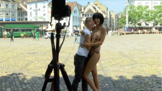 瑞士行为艺术家米洛·莫蕾出新作 裸体与路人自拍