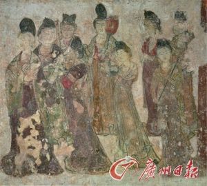 永泰公主墓壁画《持物侍女图》