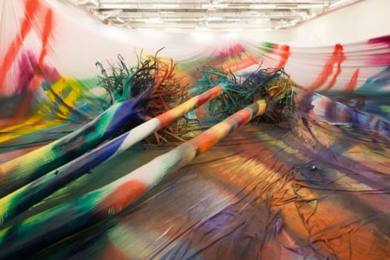 德国艺术家卡塔琳娜·格罗斯在莫斯科车库当代艺术博物馆的装置艺术。图片</p>

<p>　　尽管经历了数十年苏联时期的分离，如今又面临着经济政治上的紧张局势，莫斯科仍把自己定位为艺术前沿的中心。</p>

<p>　　俄语里面没有表示“当代艺术”的词汇——最相近的词是“现代的”——但那并没有阻挡莫斯科发出想要成为下一个世界当代艺术中心的大胆口号。</p>

<p>　　尽管经历了数十年苏联时期的分离，如今又面临着经济政治上的紧张局势，莫斯科仍把自己定位为艺术前沿的中心。下周，一座高端的当代艺术博物馆即将在高尔基公园开放，莫斯科城市周围也会开展一系列热闹的活动，包括莫斯科国际青年艺术双年展——以发现东欧艺术新星而闻名——以及Cosmoscow艺博会，它们都是在9月份举办。</p>

<p>　　新的馆长们让古老的国立普希金造型艺术博物馆、特列季亚科夫画廊大大火热了一把，在里面举办了一些国际艺术家的作品展，比如美国雕塑家亚历山大·考德尔。艺术家自营的空间在莫斯科市内各地涌现——从一家酿酒厂改造的“温萨佛德当代艺术中心”到前Elektrozavod发电厂里的艺术工作室。这些展览通常都会吸引年轻的收藏家，而不是想购买名作的寡头收藏者们。</p>

<p>　　莫斯科以前也曾尝试过在艺术世界崭露头角，最显著的是80年代中期“公开性”运动吸引了国际上策展人的注意。这场运动在1988年达到高潮，当时苏富比拍卖行在莫斯科市内举行了价值360万美元的俄罗斯艺术拍卖会。但由于诸多原因——包括母语为英语的当地艺术家死亡，以及在伦敦已经兴盛的外籍人士团体——阻止了莫斯科艺术的飞黄腾达。而且，最近的经济衰退和卢布不稳定也是一大原因。</p>

<p>　　莫斯科市场仍然落后于纽约、伦敦和香港——是因为受乌克兰动荡以及国际上对俄罗斯的制裁影响，一些主要交易商不愿到莫斯科购买价值百万美元的艺术品。</p>

<p>　　然而，新的艺术弄潮儿在大力发展莫斯科艺术，下决心要使俄罗斯成为一个必看的国家，而不是一架通往近年来艺术繁盛的中国等东方国家的天桥。</p>

<p>　　莫斯科现代艺术博物馆已拥有15年历史，其馆长瓦斯里·赛锐特里称，主导当今俄罗斯艺术复兴的是国内的收藏家和艺术家而非好奇的门外汉。他表示，在过去四年里，该博物馆每年的游客量增长了一倍，达到了40万人次，而且大部分是俄语使用者。他说：“我们目睹着大家对当代艺术产生兴趣的这一巨大转变。”</p>
<!-- publish_helper_end -->
                 

					<div class=