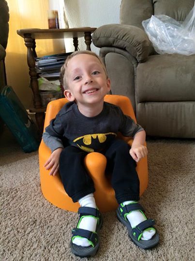 4岁的洛根患有脊髓性肌萎缩症，病痛使他丧失了自理能力。