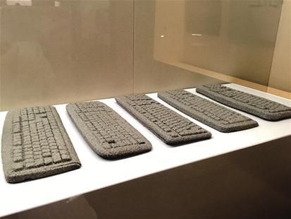 图为：展览中未来的键盘化石
