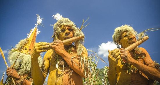 成百上千的土著人为此络绎而来，载歌载舞，尽情展示他们的传统文化。